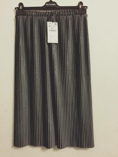 Váy xếp ly Zara