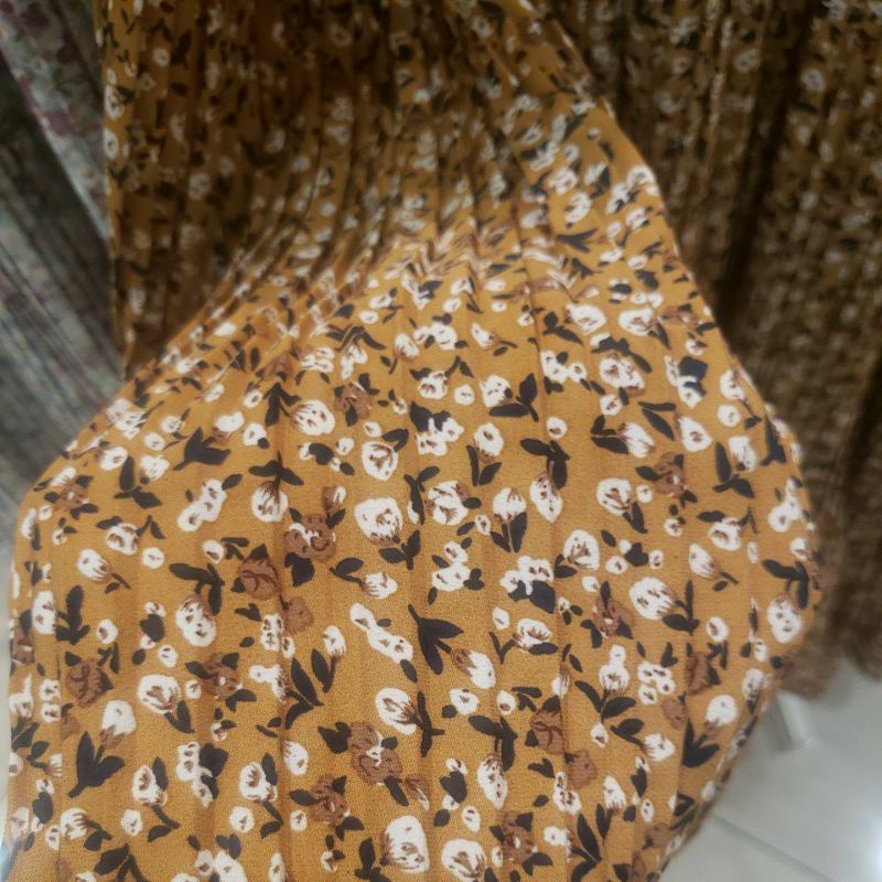 Chân váy hoa dập ly