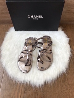 Sandal dây chéo