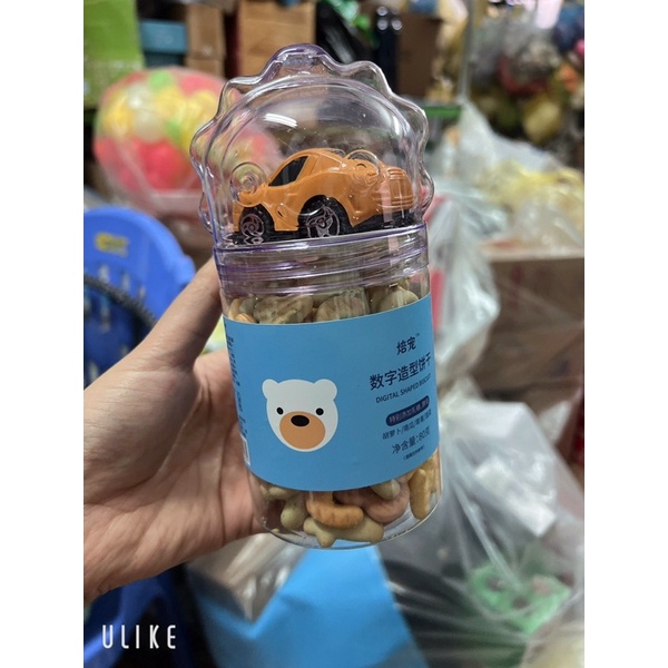 Bánh quy chữ cái tặng kèm ô tô