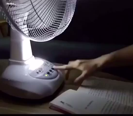 Quạt tích điện sạc năng lượng mặt trời sạc điện quạt để bàn để sàn tích hợp cổng sạc điện thoại mất điện không lo nóng | BigBuy360 - bigbuy360.vn