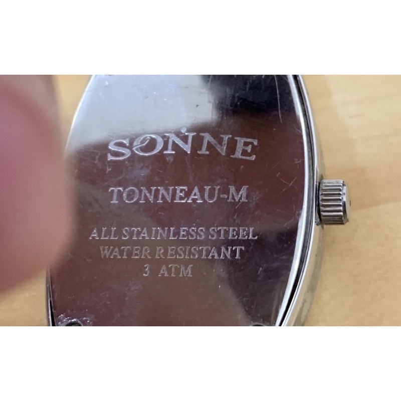 Đồng hồ nữ sang trọng .Secondhand mới 95%.Hiệu SONNE.Mặt mỏng đẹp size 24*26.Dây khoá Zin.Hàng VIP