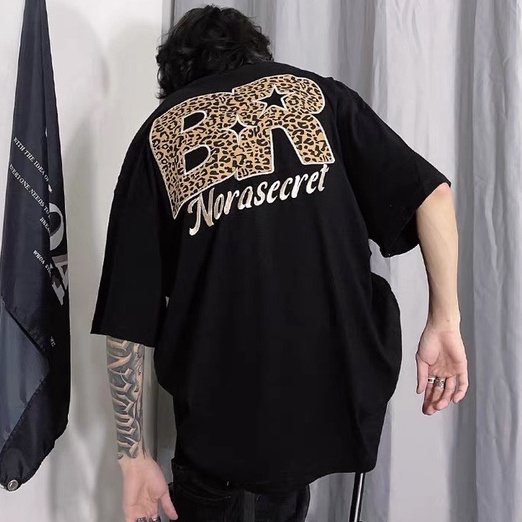 Áo Thun Hoa Tiết Đốm Chữ Thêu Blackgts Tee