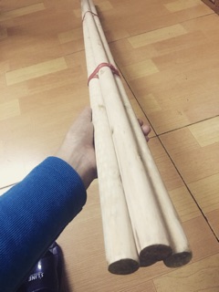 Thanh gỗ tròn đã chà nhẵn, mịn bề mặt