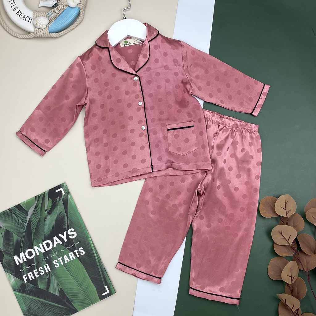 Bộ pijama lụa thu đông dài tay bé gái size 1-7, cho bạn từ 10-22kg. Chất lụa đanh tay, sờ thích, không hôi, dày dặn