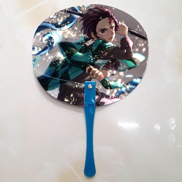 Quạt kamado tanjirou kimetsu no Yaiba in 2 mặt ảnh khác nhau cán màu ngẫu nhiên