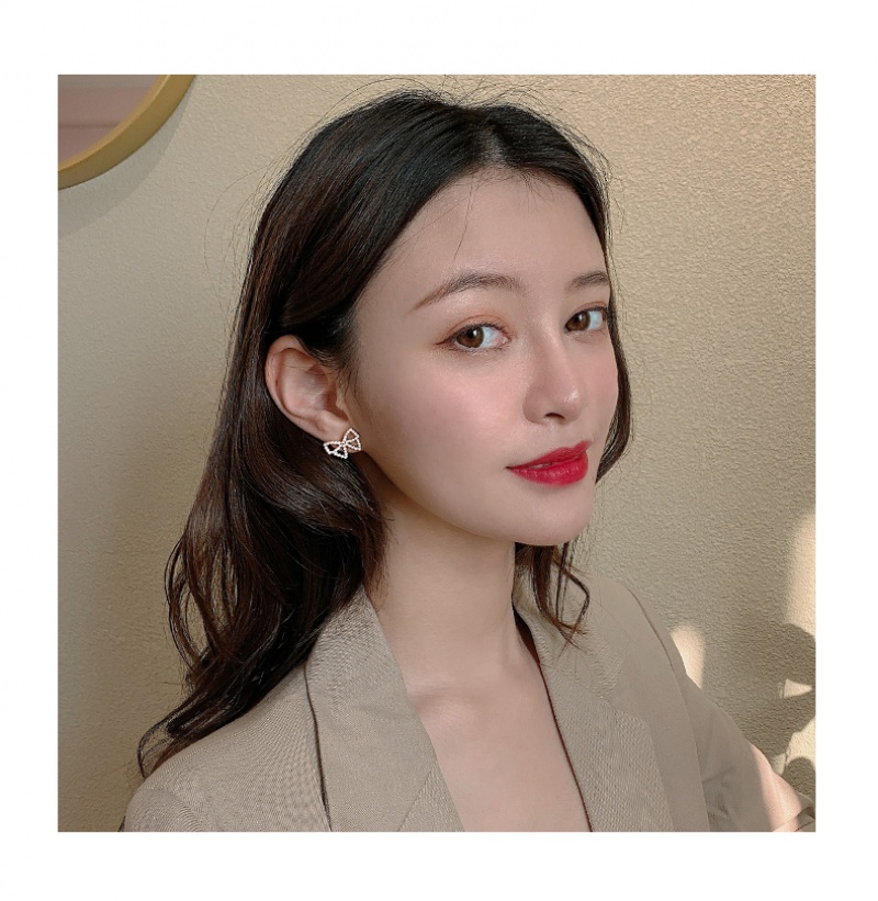 Bông tai hình bướm đính ngọc trai giả thời trang 2023 cho nữ