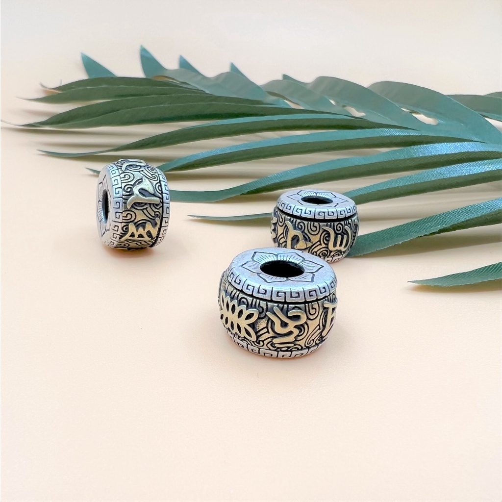Charm khắc thần chú Om mani padme hum trong kinh phật - Charm Bạc 925 - Mã CA011