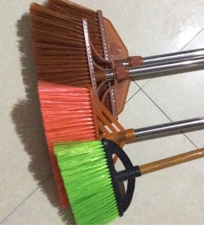 Chổi nhựa cán inox