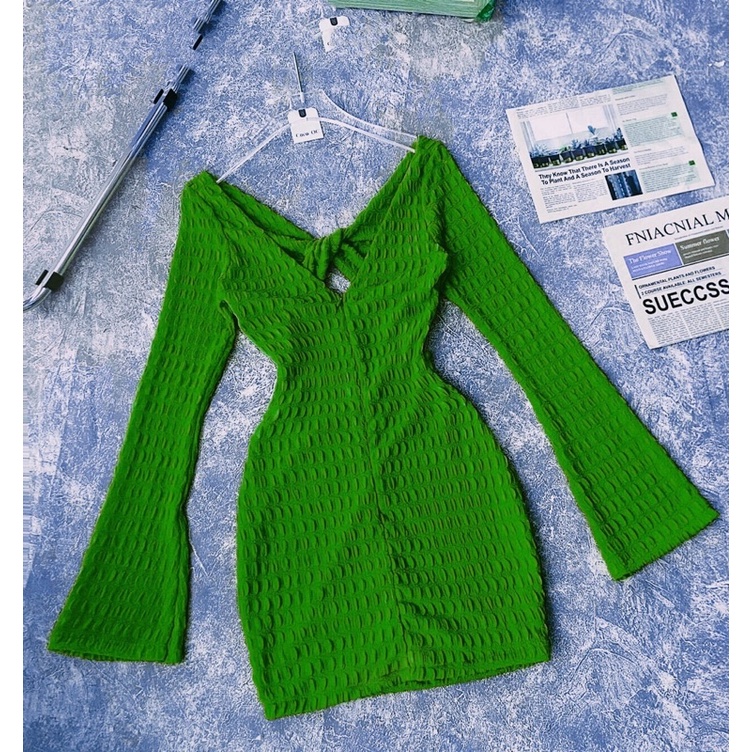 Đầm xoắn ngực tay loa