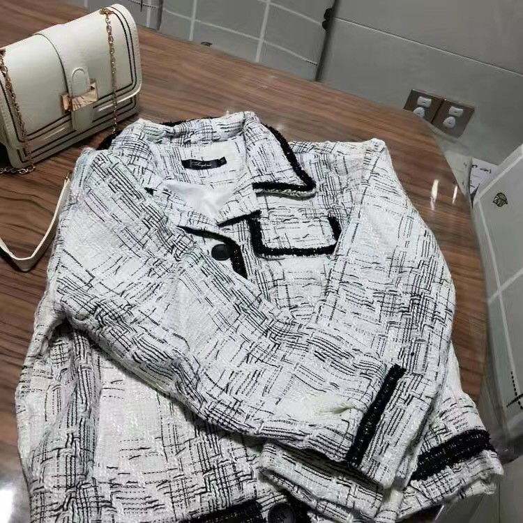Áo sơ mi cổ vest mỏng màu trắng đen thời trang thu đông 2021 | BigBuy360 - bigbuy360.vn