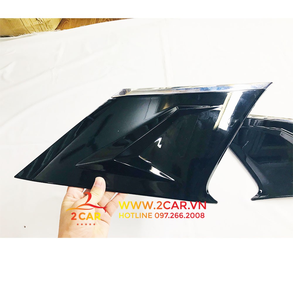 Ốp mang cá sau xe Toyota Corolla Cross, ốp trang trí kính sau xe Toyota Cross 2020-2022