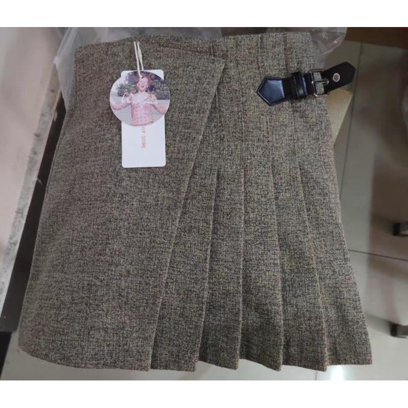 Set áo blazer và váy xếp ly phong cách mùa thu