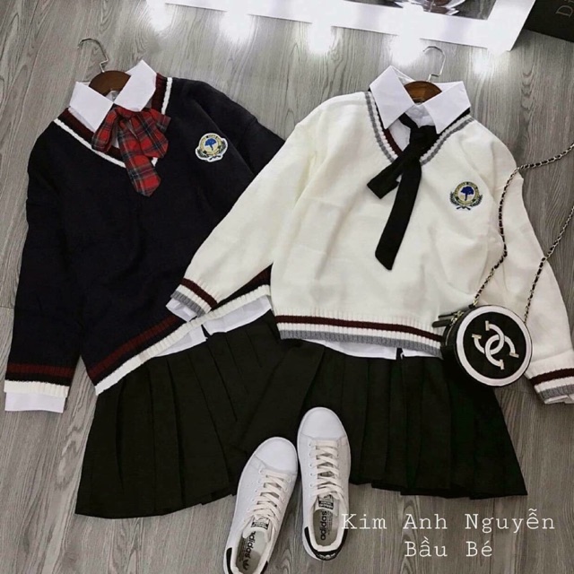 Set 4 món chân váy xếp kèm sơ mi và áo len logo