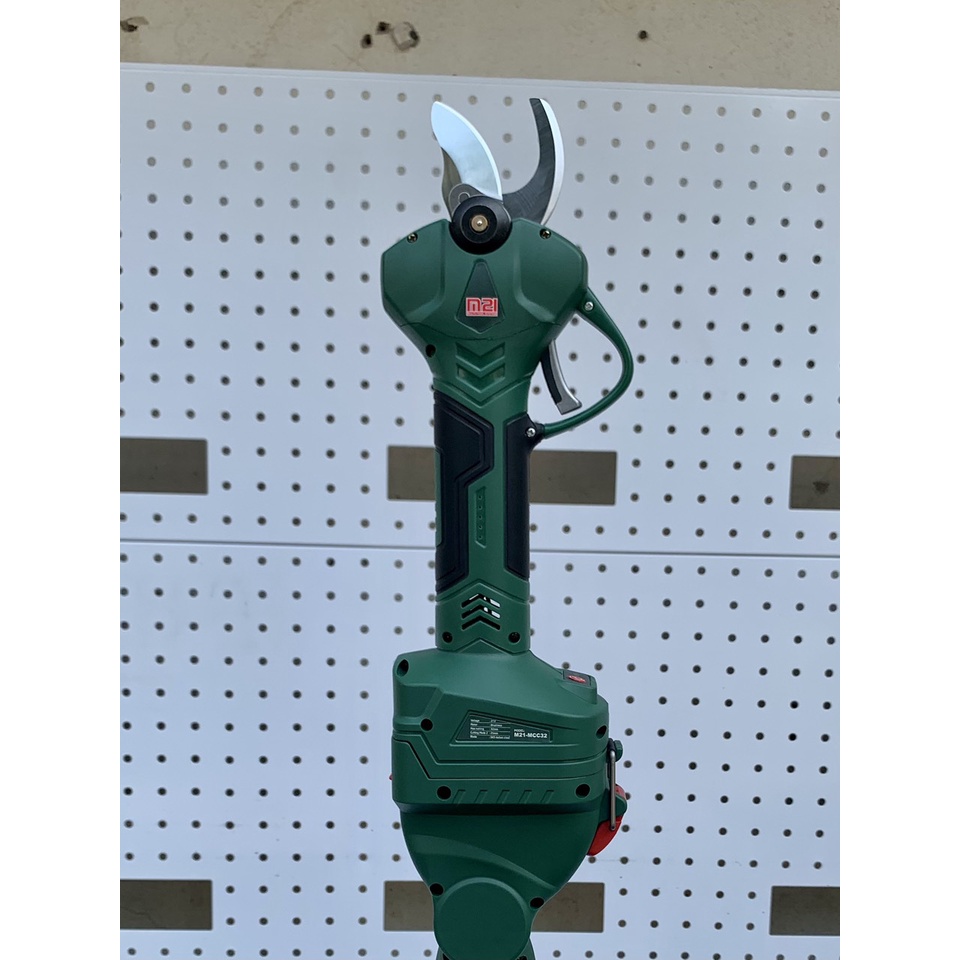 Thân kéo cắt cành dùng pin DEKTON M21-MCC32 dùng chân pin thông dụng