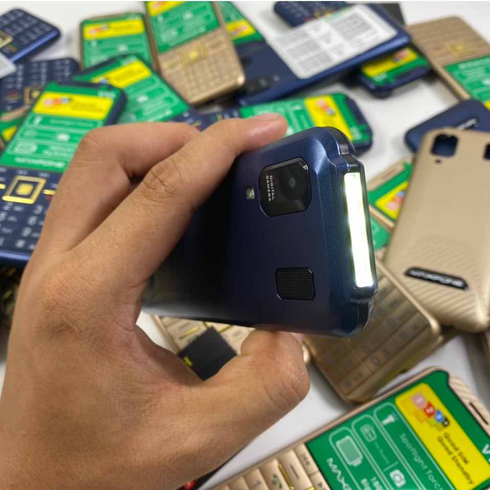 Điện Thoại 4 sim hầm hố nhỏ gọn phím to dành cho người già FM không cần tai nghe | BigBuy360 - bigbuy360.vn