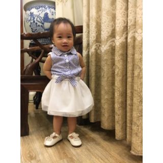 Đầm sát nách bé gái