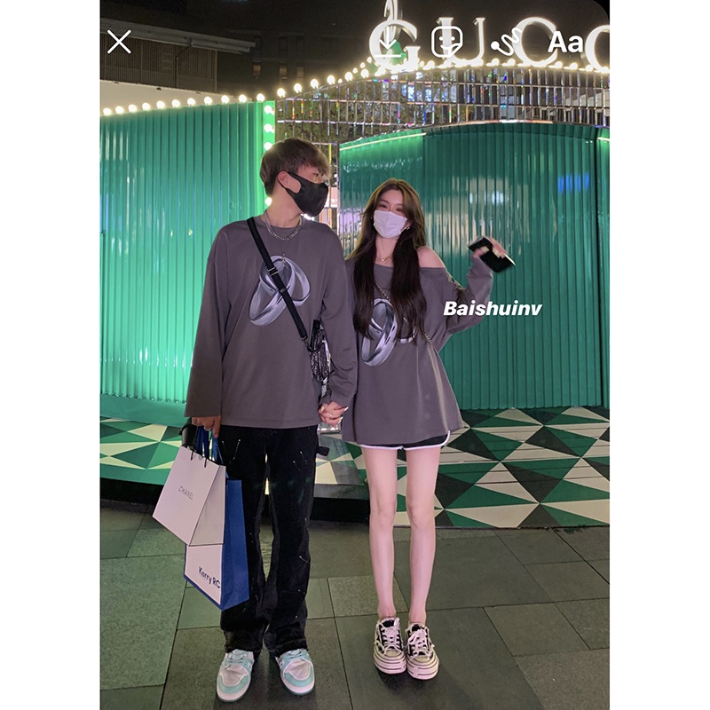 Áo thun tay dài dáng rộng/áo hở vai 2 màu tùy chọn in họa tiết phong cách Hàn Quốc thời trang cho cặp đôi | BigBuy360 - bigbuy360.vn