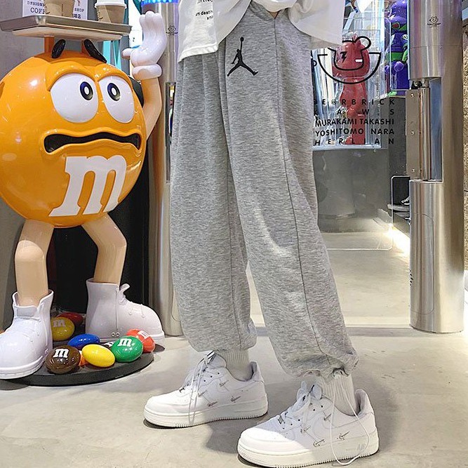 Quần nỉ jogger ống rộng bo gấu nam nữ unisex ulzzang thêu hình phong cách bóng rôt thoải mái RÔ STORE QD30
