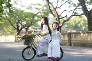 Áo dài trắng trơn cho bé gái.
