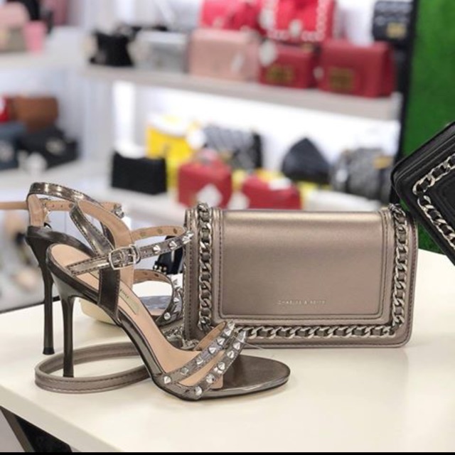 Sandal gót nhọn phối đinh