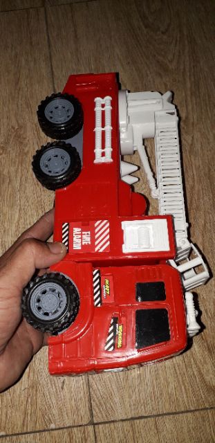 Chiếc xe thang mô hình chạy chớn kích thước 30x14x10cm bằng nhựa