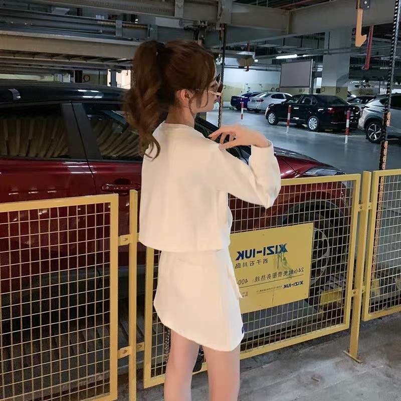 Set croptop trắng - Login Studios