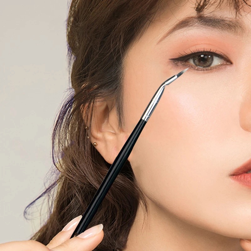 1 Cọ Trang Điểm Kẻ Mắt Chuyên Dụng Cho Người Mới Bắt Đầu