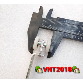Con lăn trên cửa lùa inox tiện dụng