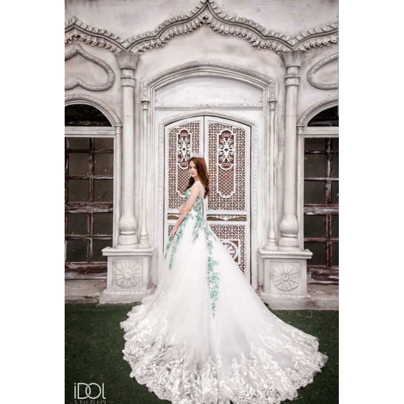 Váy cưới trắng ren xanh