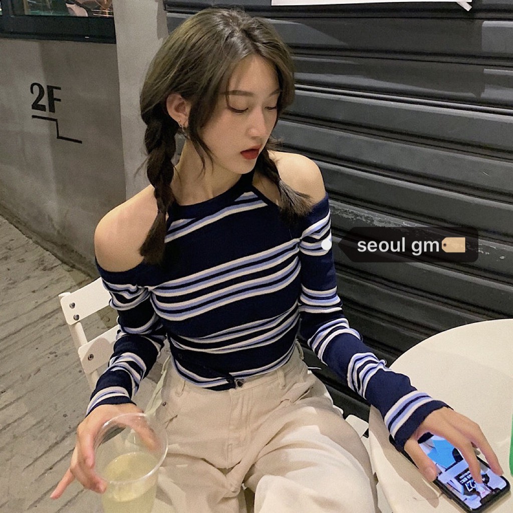 Áo croptop tay dài kẻ ngang khoét vai