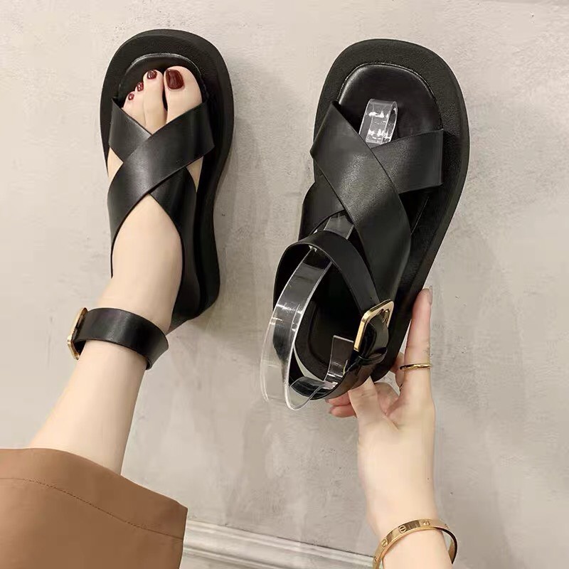 Sandal nữ kẹp ngón quai khóa cổ chân phong cách Hàn. Chất liệu mềm, đi êm chân. Phong cách phù hợp với mọi trang phục