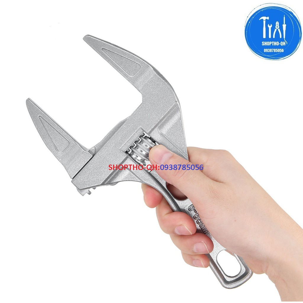 Cờ lê đa chức năng dài 200mm có miệng rộng 68 mm và có thể điều chỉnh.