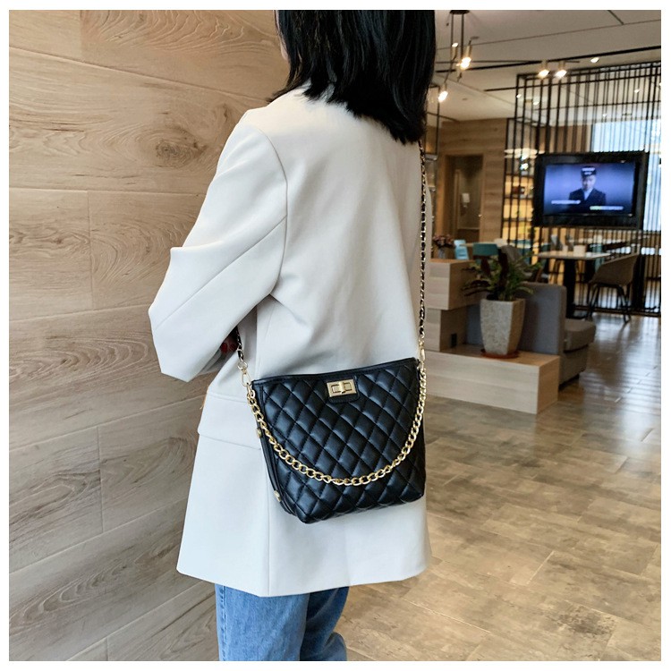 TÚI XÁCH NỮ ĐEO CHÉO THỜI TRANG DÁNG XÔ TRẦN TRÁM DA MỀM KHÓA VẶN TT 85 | BigBuy360 - bigbuy360.vn