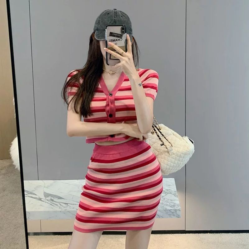 set áo len croptop kẻ sọc + chân váy ôm