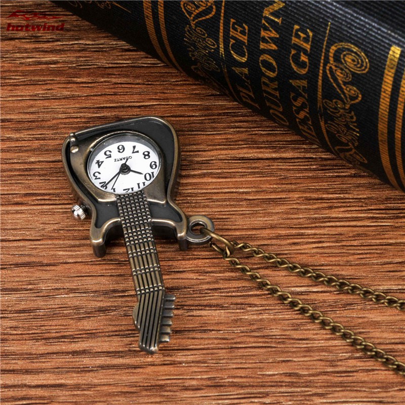 Đồng hồ quả quýt chạm khắc hình cây đàn guitar