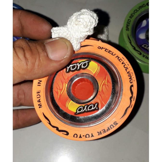 Một con quay s_Yo_Yo_s bằng nhựa và kim loại