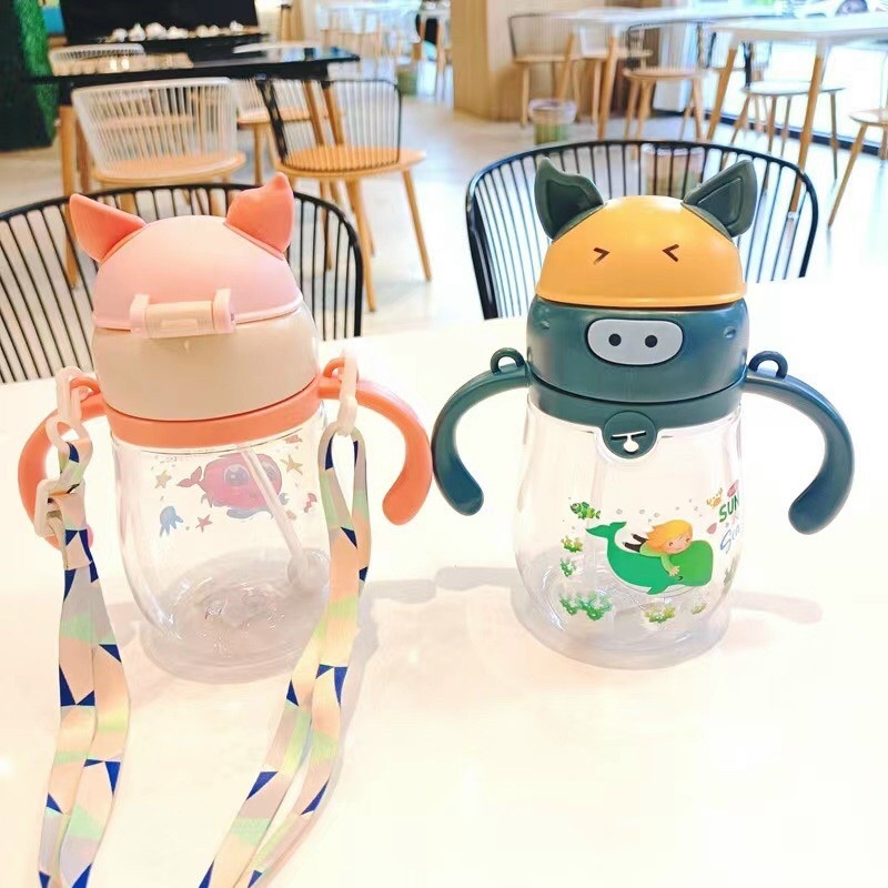 Bình uống nước hình heo mẫu mới dung tích 400ml có tay cầm và dây đeo cho bé