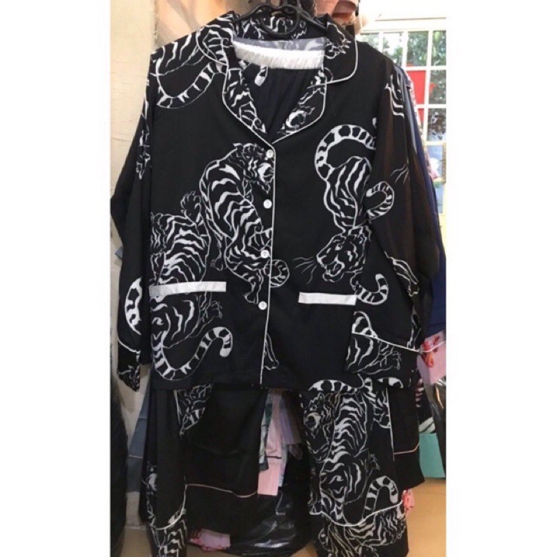 Bộ pijama áo chữ quần dài báo trắng lụa satin cao cấp quảng