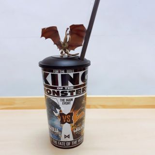 1 ly + 1 topper rồng 3 đầu king ghidora