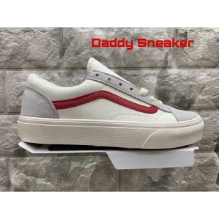 Giày sneaker trắng kẻ đỏ thấp cổ