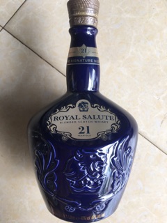 Vỏ chai rượu Chivas 21