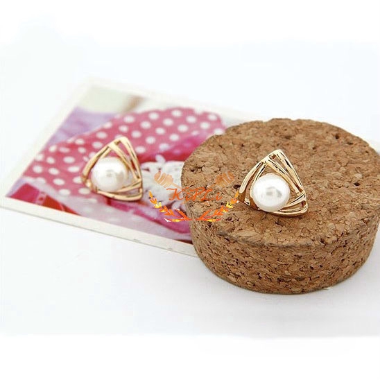 Khuyên Tai Hình Tam Giác Đính Ngọc Trai Đơn Giản