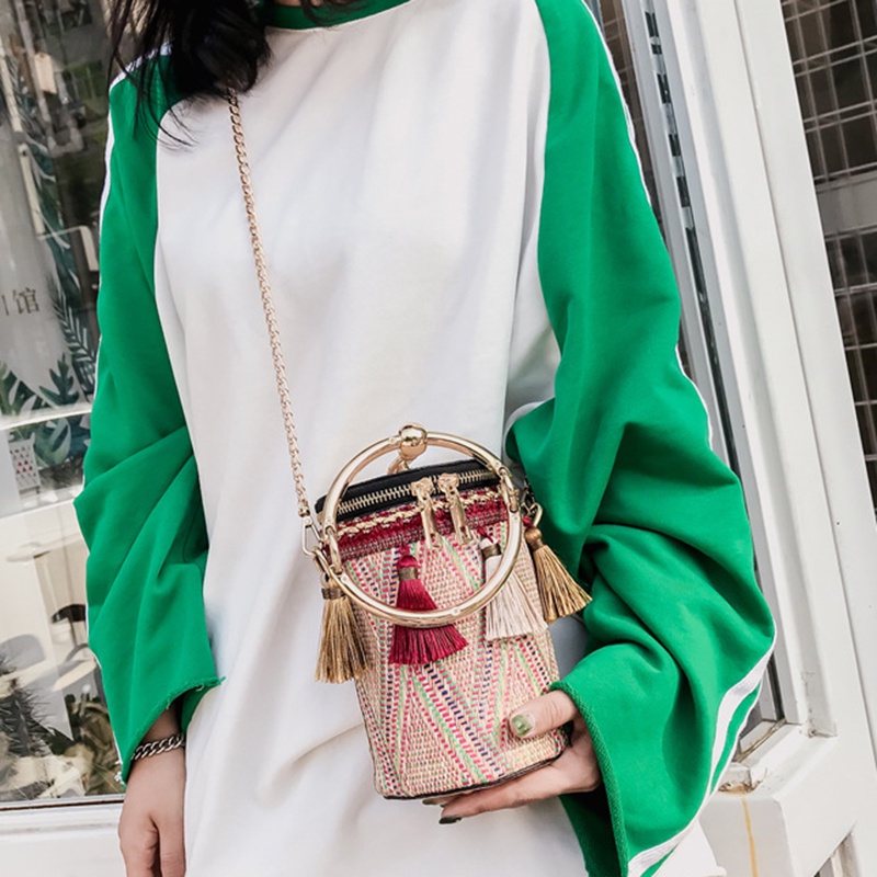 Túi Đeo Vai Đan Rơm Hình Trụ Phối Dây Xích Phong Cách Dân Tộc Độc Đáo