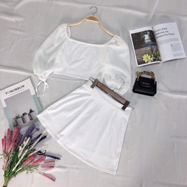 Sét áo croptop tay phồng kèm chân váy ngắn có quần trong | BigBuy360 - bigbuy360.vn