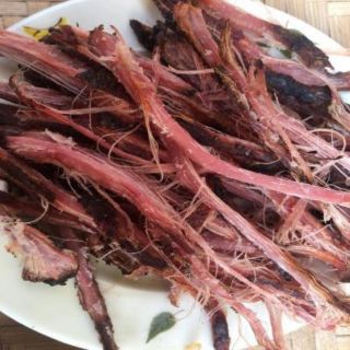 Thịt lợn gác bếp chuẩn hương vị Tây Bắc, được làm từ thịt lợn đen Mường Khương đóng gói 500gr sấy khô