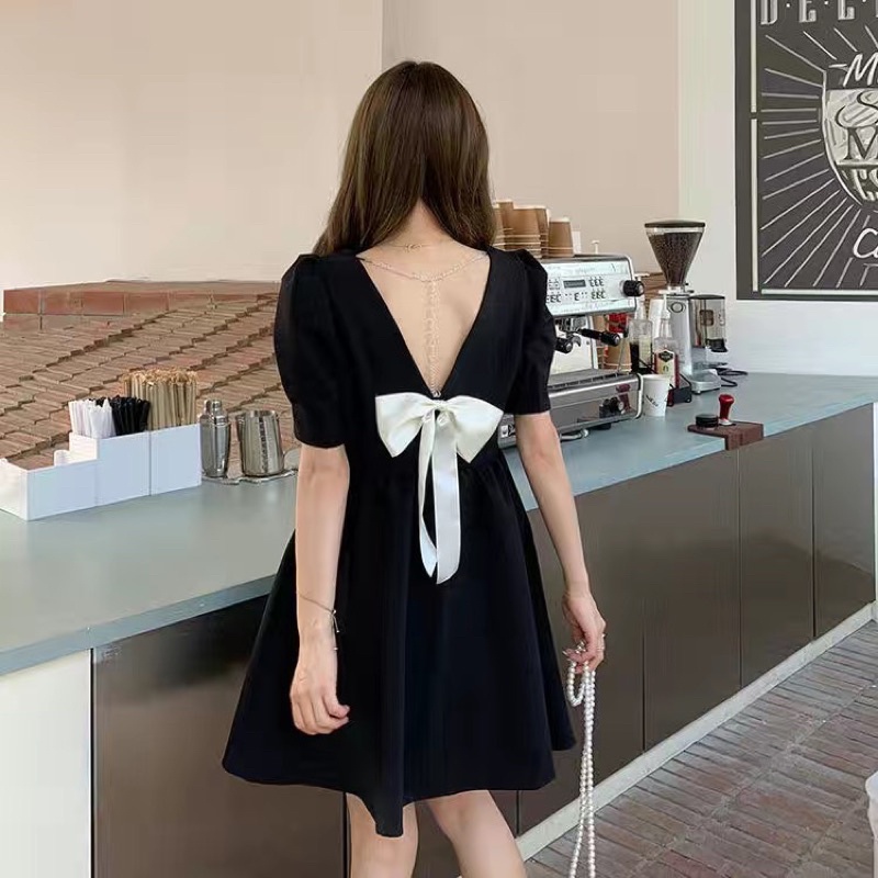 Váy đen cài nơ sau lưng