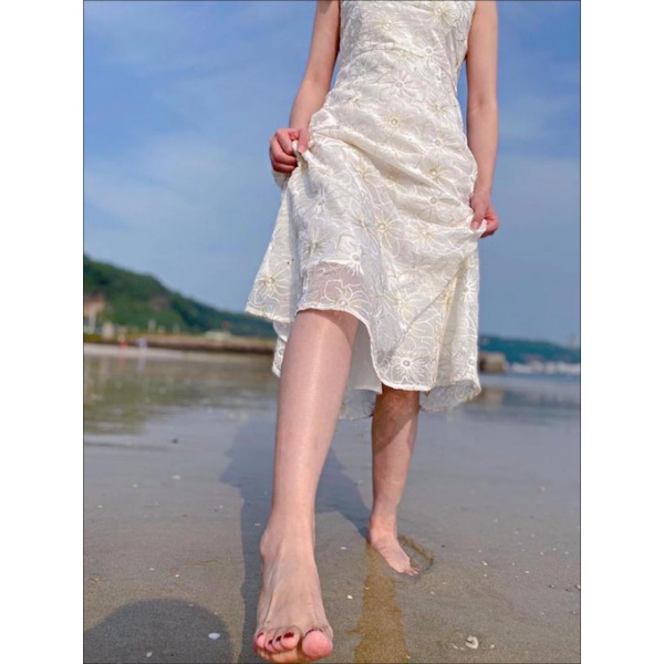 Váy hai dây màu trắng hoạ tiết hoa chỉ vàng