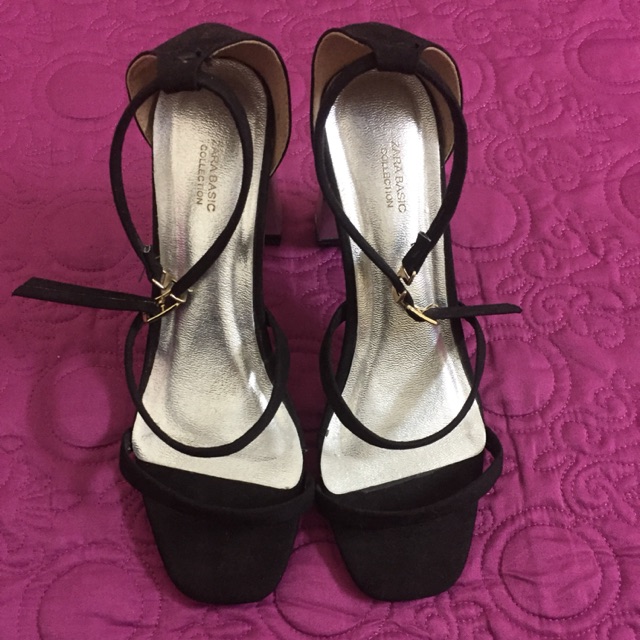 Dép cao gót đế vuông zara basic.đế phủ bạc đẹp và sang chảnh.Đi êm chân.Quai da lộn màu đen.Lót chân phủ bạc chuẩn nhé