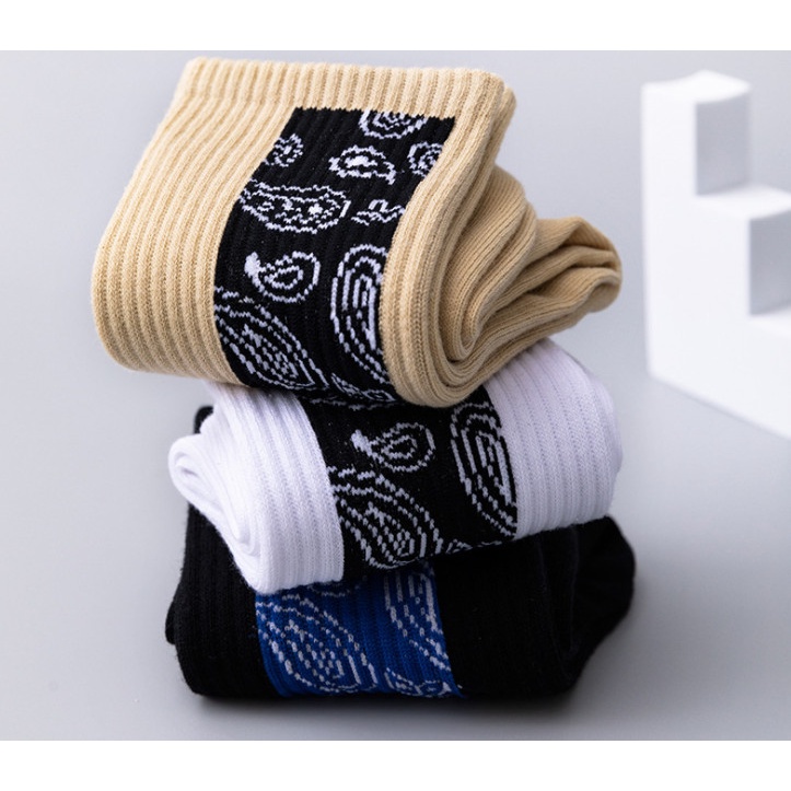 Vớ cao cổ dải dọc Hoa văn phong cách thể thao, trẻ trung, năng động dành cho cả Nam và Nữ.